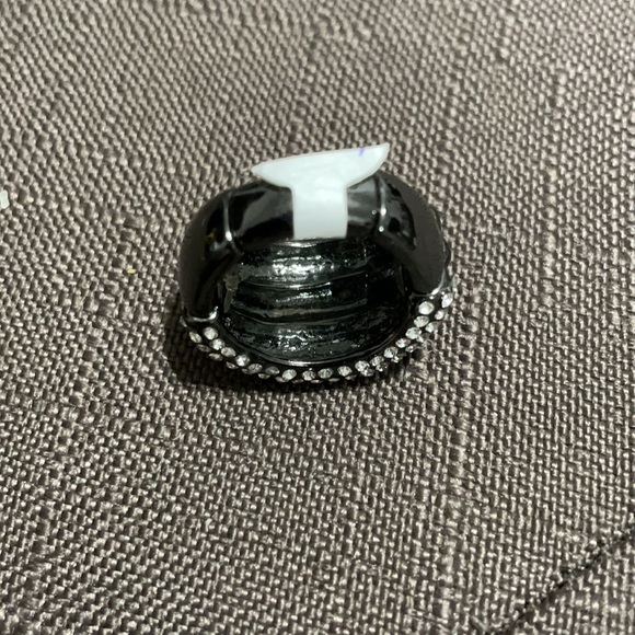 Bulky ring with clear rhinestones - Picture 4 of 4